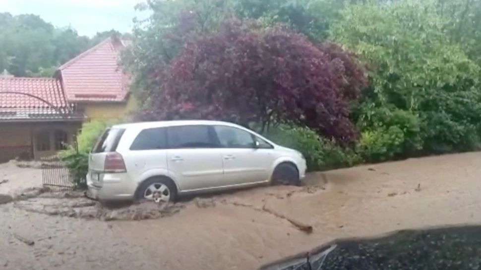 Vremea rea face ravagii în toată țara, cod portocaliu de inundații în 4 județe. Ploi puternice, râurile riscă să iasă din matcă