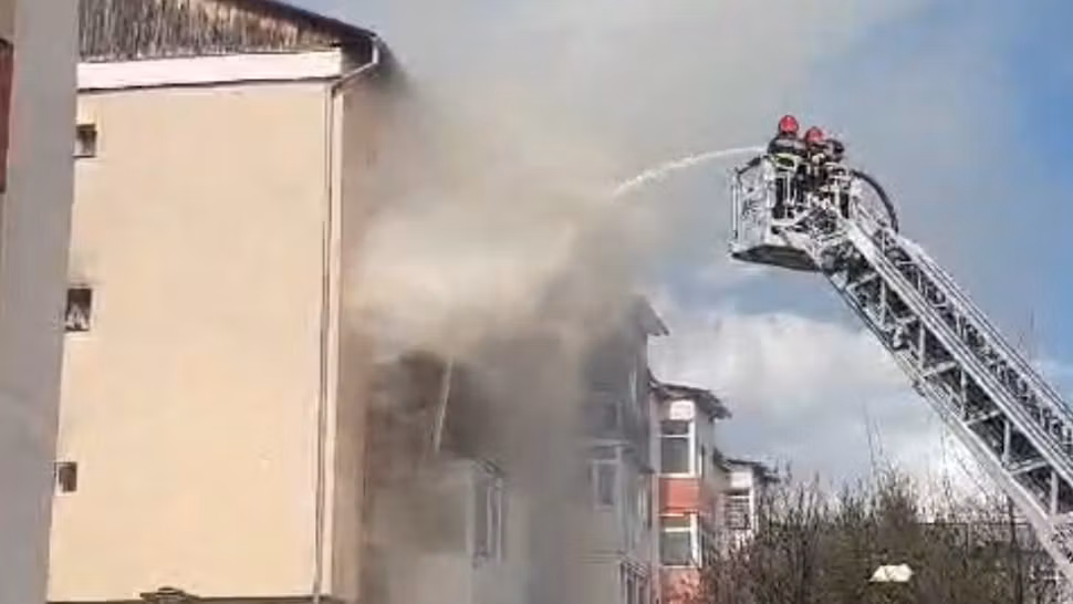 Un bărbat a murit carbonizat, în urma unei explozii violente într-un apartament din Curtea de Argeș - VIDEO