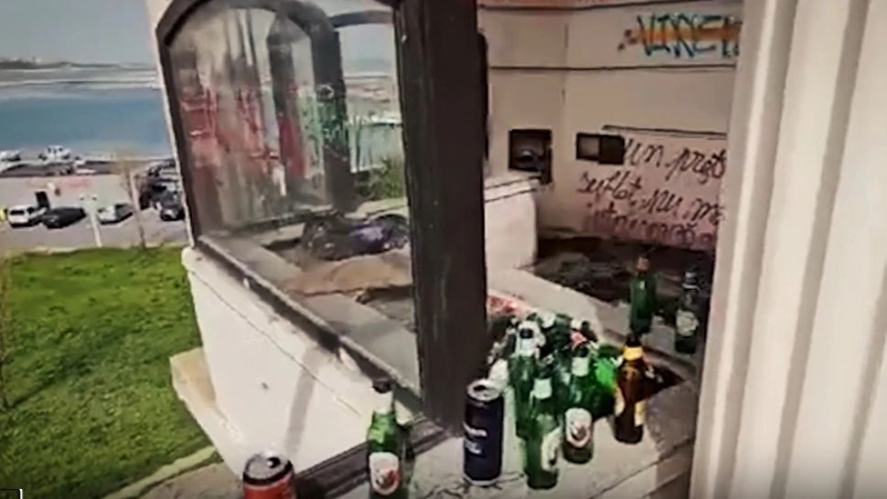 Terasa unui hotel emblematic din Constanța a ajuns ghenă de gunoi pentru petrecăreții de pe litoral! Imagini halucinante 