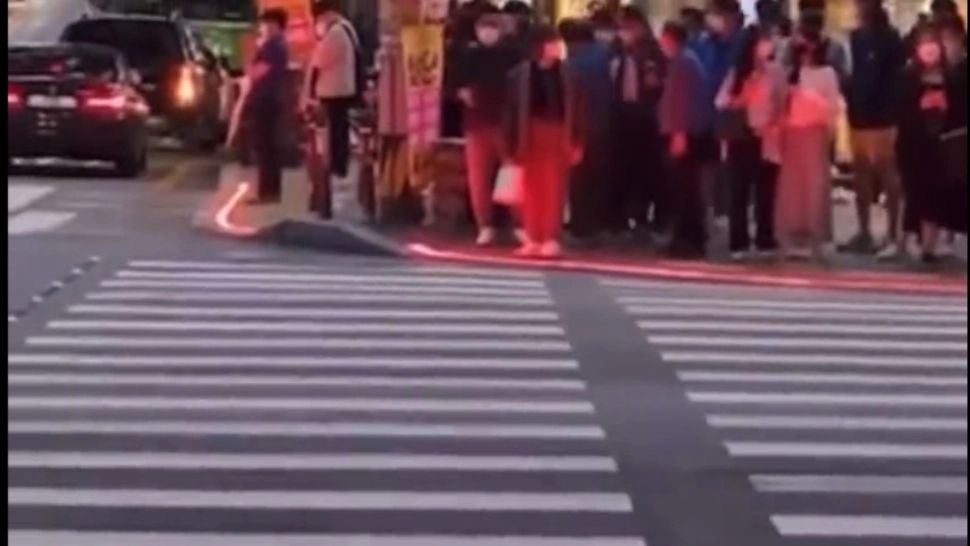 Măsură inedită: semafoare pe asfalt pentru pietonii cu ochii mereu în telefon. În ce țară se întâmplă asta VIDEO