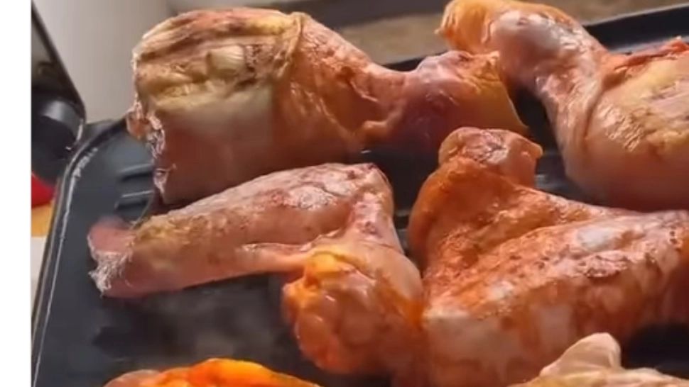 Mai mulți elevi dintr-un liceu din Capitală au făcut grătar în clasă, în timpul orelor! Profesorul de la catedră NU a reacționat: imagini revoltătoare VIDEO 