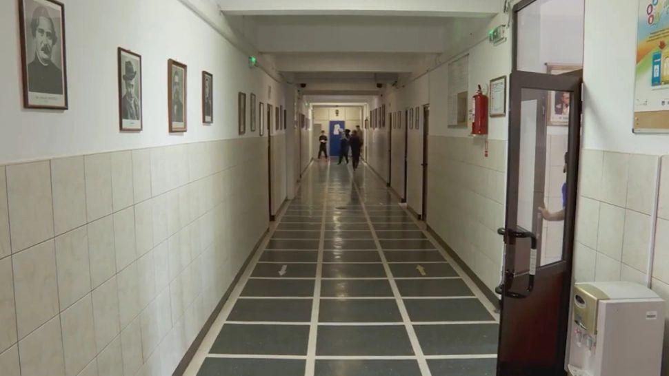 Două eleve au ajuns la spital după ce un coleg le-a pulverizat spray lacrimogen în față. Incident grav la un liceu din Timișoara