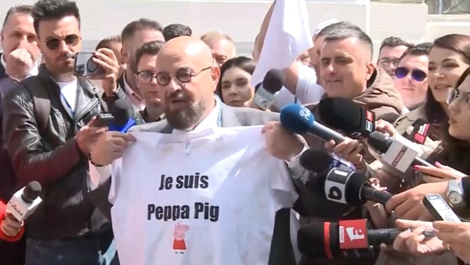 Piedone, paradă cu tricouri după depunerea oficială a candidaturii pentru București: Da, eu sunt Peppa Pig