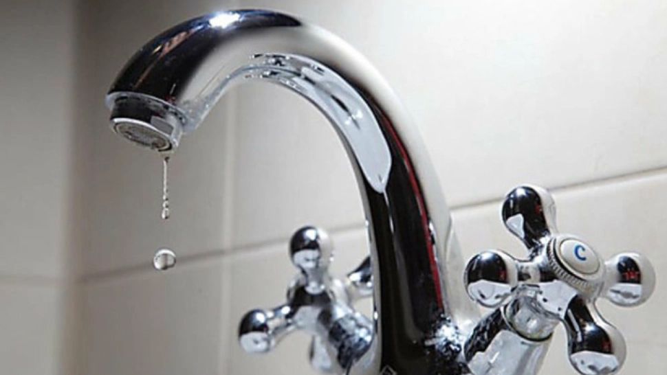 Primarul unei localități din Timiș, surpins în timp ce o jignește pe mama unui copil. Motivul scandalului: lipsa apei la grdinița din comună