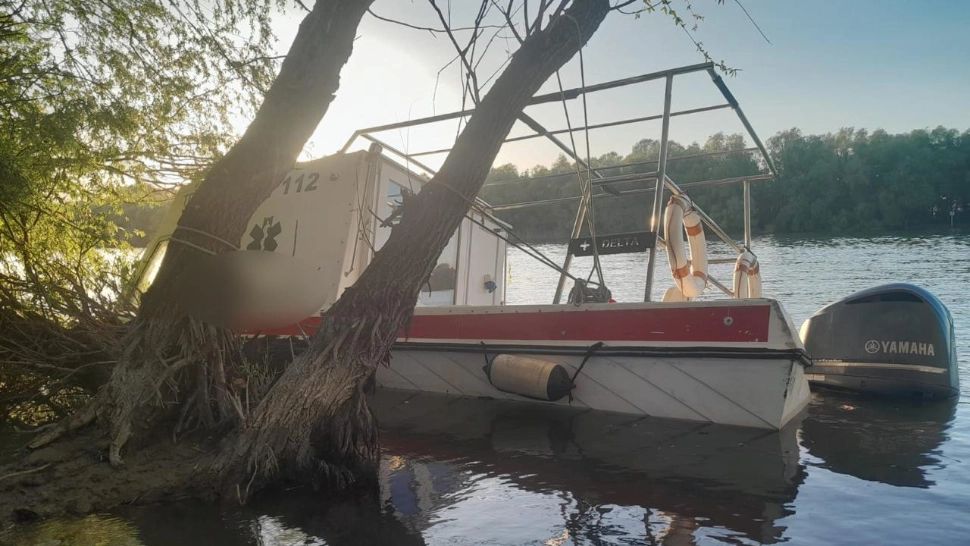 O ambarcațiune a Ambulanței cu 4 persoane, implicată într-un accident de navigație pe brațul Chilia. Una dintre victime, transportată la spital cu elicopterul SMURD - FOTO