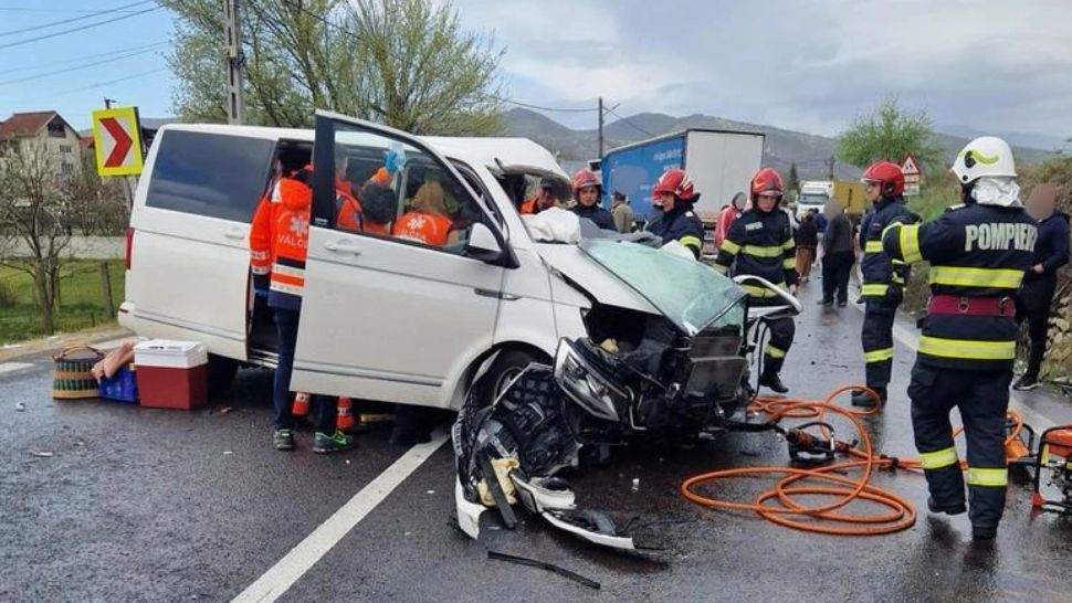 Accident grav în Vâlcea: Patru persoane au fost rănite, printre care și un copil
