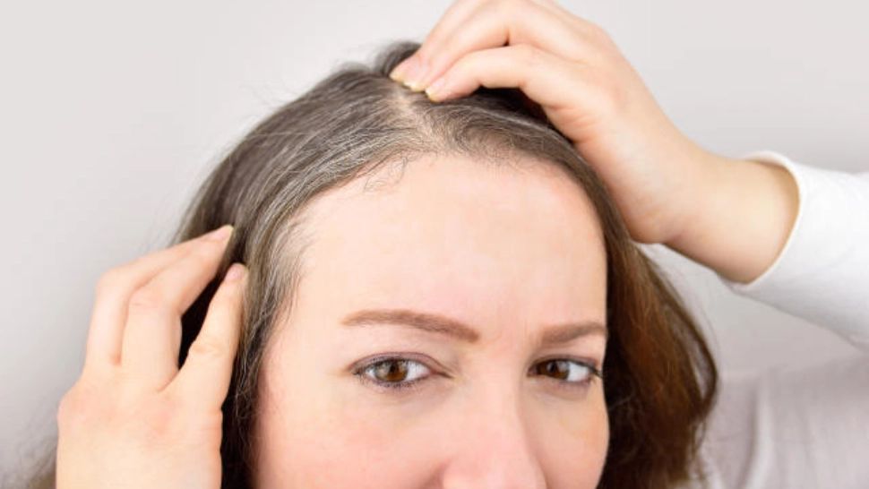 Cinci motive pentru care albești mai devreme. Unele boli autoimune se numără printre ele