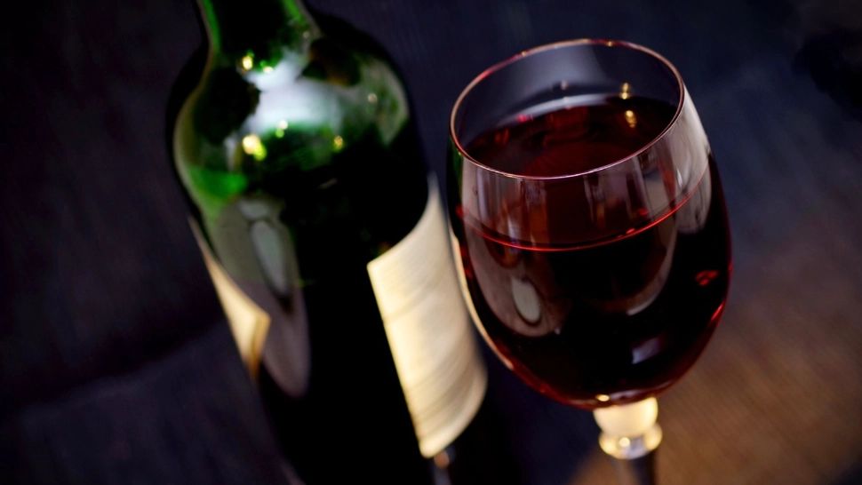 O badantă româncă din Italia a căzut de la balcon după ce a gustat din tot alcoolul bătrânei pe care o îngrijea