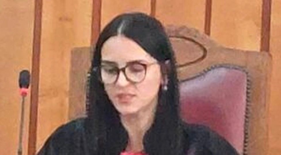 Judecătoarea acuzată că se droga cu infractorii a dat în judecată Tribunalul Suceava pentru drepturi salariale