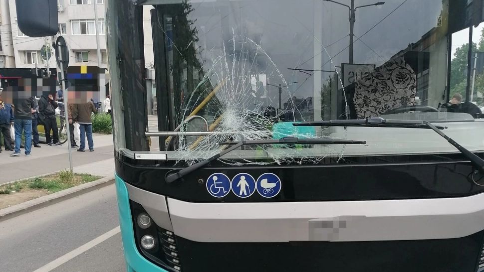  Tânără cu dizabilități, umilită de un șofer de autobuz, la Craiova. Bărbatul i-a închis uşile în nas şi a plecat din staţie