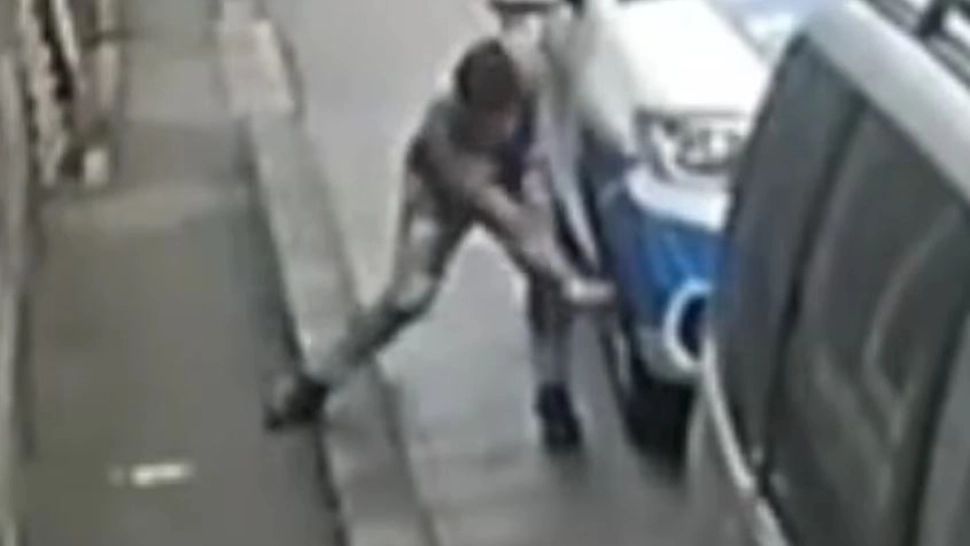 Crăciun cu dosar penal pentru un bărbat din Alba Iulia care a vandalizat opt mașini în noaptea de Ajun