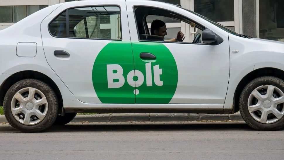 Doi tineri constănțeni și-au terminat cursa cu Bolt direct pe...câmp. De la ce a pornit totul?