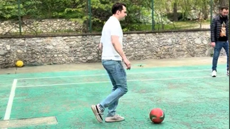 Sebastian Burduja, scheme pe terenul de fotbal în campanie electorală - VIDEO