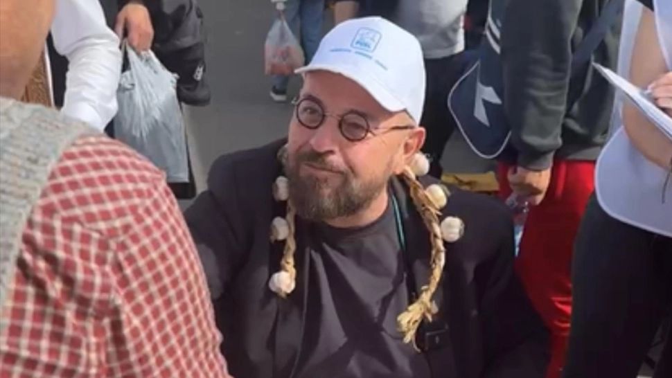 Campanie electorală. Piedone strânge semnături cu gogoși și lăutari. Cîrstoiu, lângă farfuria cu mici