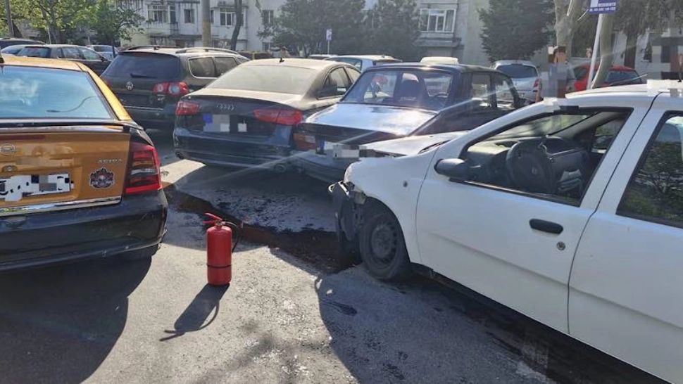 Carambol pe o stradă din Pitești. Cinci mașini au fost implicate. O femeie a ajuns la spital cu probleme la un picior