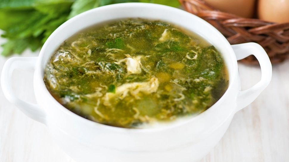Ciorbă de urzici cu franjuri de ouă, mai gustoasă și mai consistentă