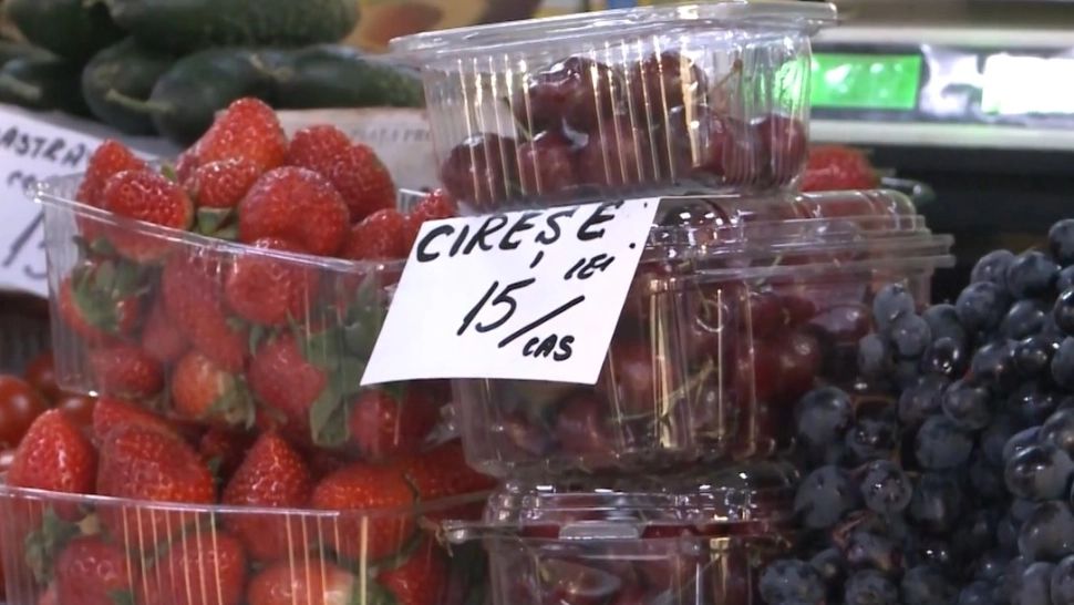 Au apărut primele cireșe românești. Fructele se vând la BUCATĂ din cauza prețului mare