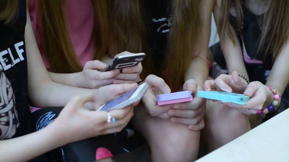 Nou pericol pe internet. Copiii, ademeniți în grupuri unde se promovează automutilarea