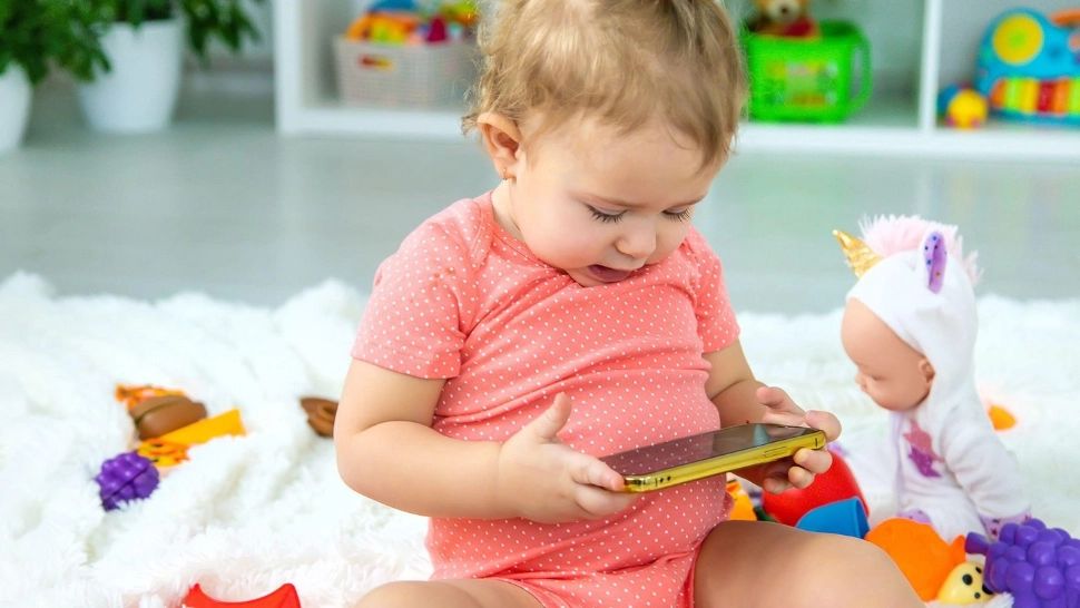 Țara UE care ar putea interzicele telefoanele pentru copiii sub 11 ani