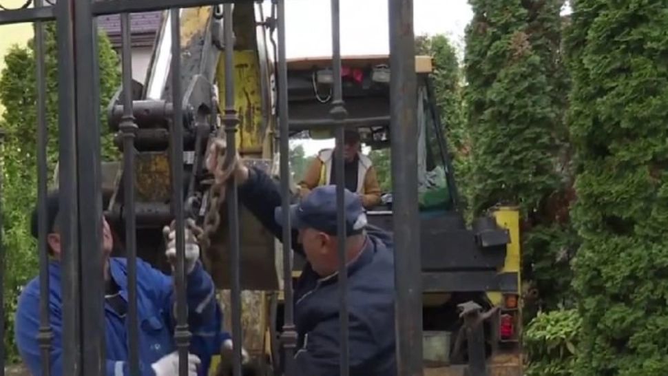 Demolare cu scandal, la Timișoara. Primarul Fritz a intrat cu buldozerele în clădirile construite ilegal