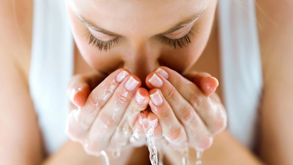 Detaliul care îți poate afecta aspectul tenului. Ce se întâmplă dacă nu te speli pe față în fiecare dimineață