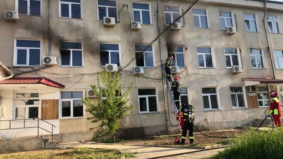 Incendiu la sediul DSVSA din Piteşti. Echipajele de intervenție, în alertă 