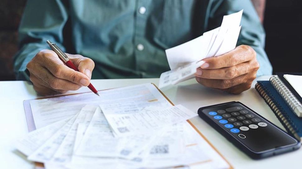 Românii cheltuiesc peste o treime din bani pe alimente. Date oficiale de la INS