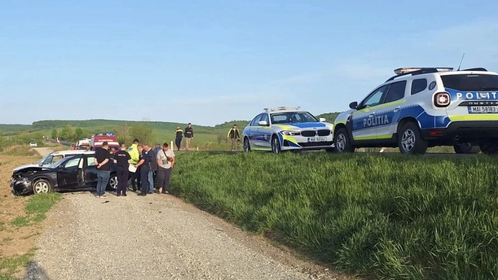 O femeie și 2 copii minori, loviți în plin de un șofer care a intrat pe contrasens