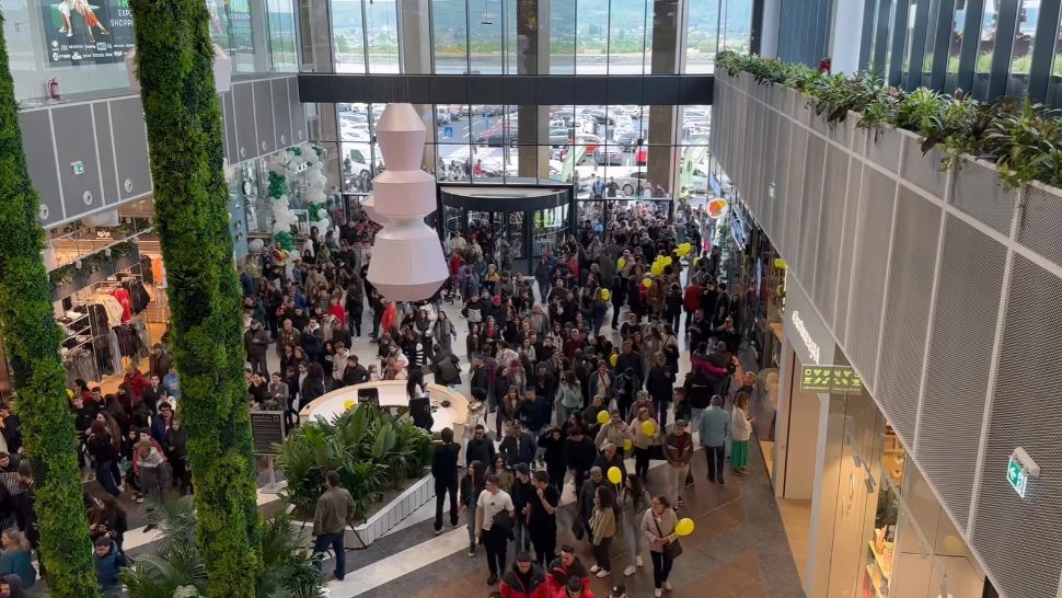 Asalt la reduceri cu ocazia inagurării unui nou mall din Pitești - VIDEO