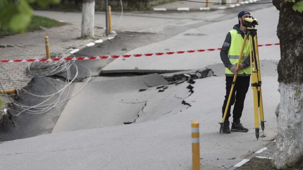 Stradă prăbuşită la Slănic, Prahova: autoritățile anunță ce se întâmplă cu tasarea terenului