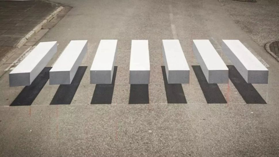 Această iluzie optică a reușit să facă ordine în trafic. Șoferii se sperie când o văd și frânează de urgență