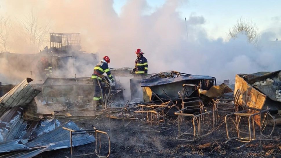 Incendiu devastator pe plaja din Corbu. A luat foc o terasă de lângă zona de campare a rulotelor