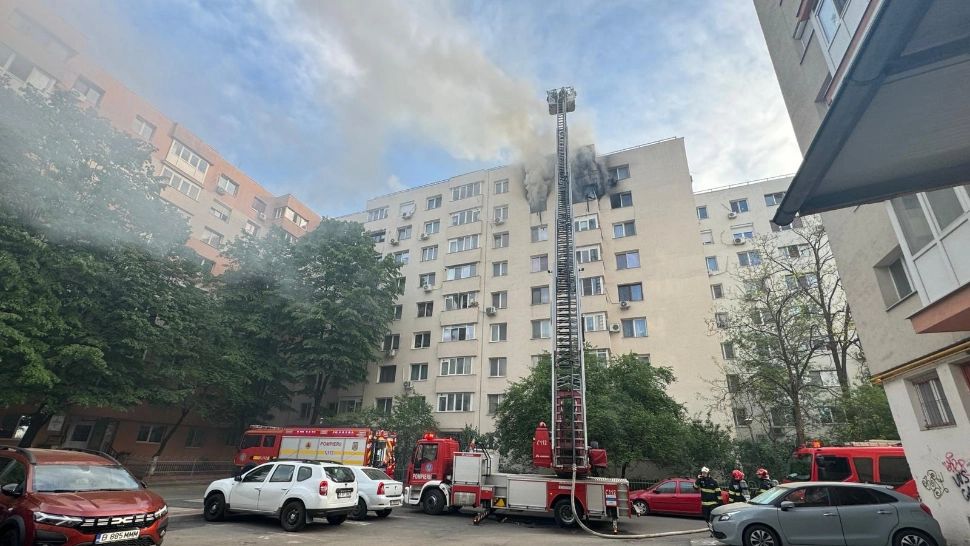 Incendiu puternic la un bloc din Capitală: Două persoane au murit