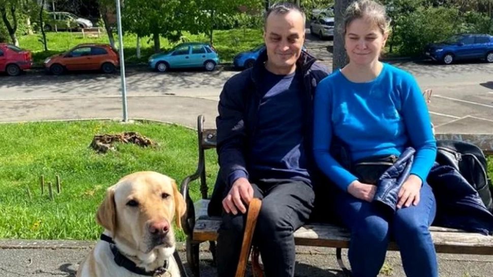 Povestea impresionantă a câinelui Elvis. Patrupedul ghidează un cuplu de nevăzători: „Este simbolul speranței și al posibilității de a trăi”