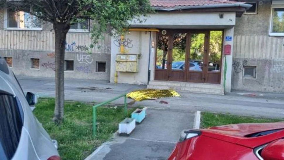 Scene terifiante într-un bloc din Timișoara. Un bărbat i-a urat „la mulți ani” vecinei, apoi a sărit de la etajul 9
