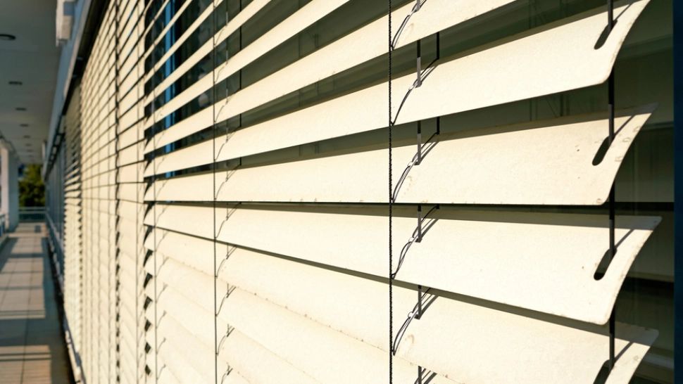 Trucul prin care poți să cureți jaluzelele fără să le demontezi de la ferastră. E mai simplu decât credeai