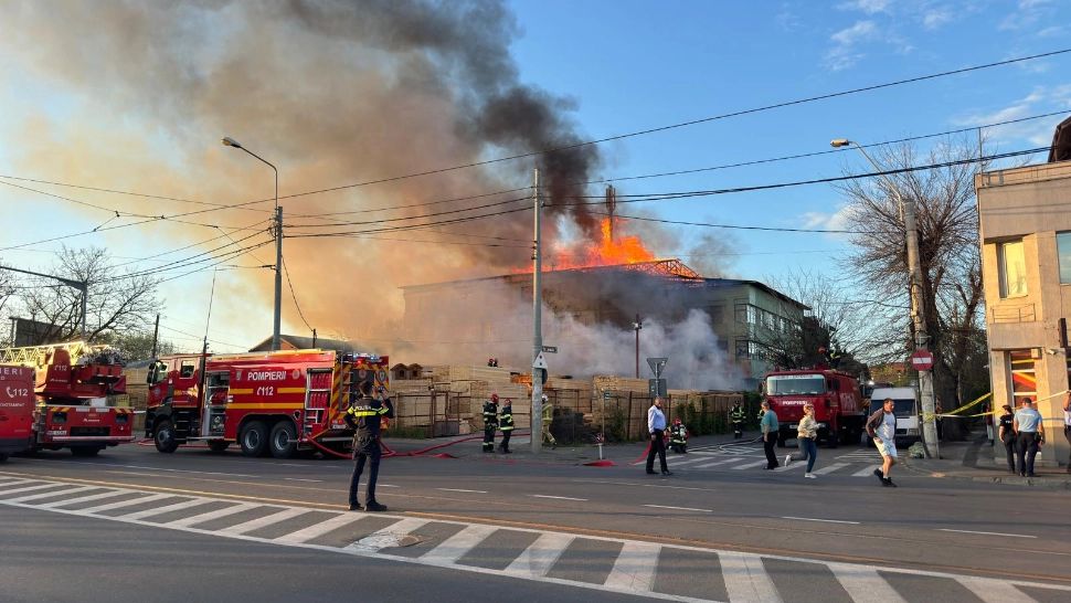Incendiu devastator în Sectorul 1. Au luat foc o clădire de birouri și un depozit. Din fericire, nu sunt victime VIDEO+FOTO