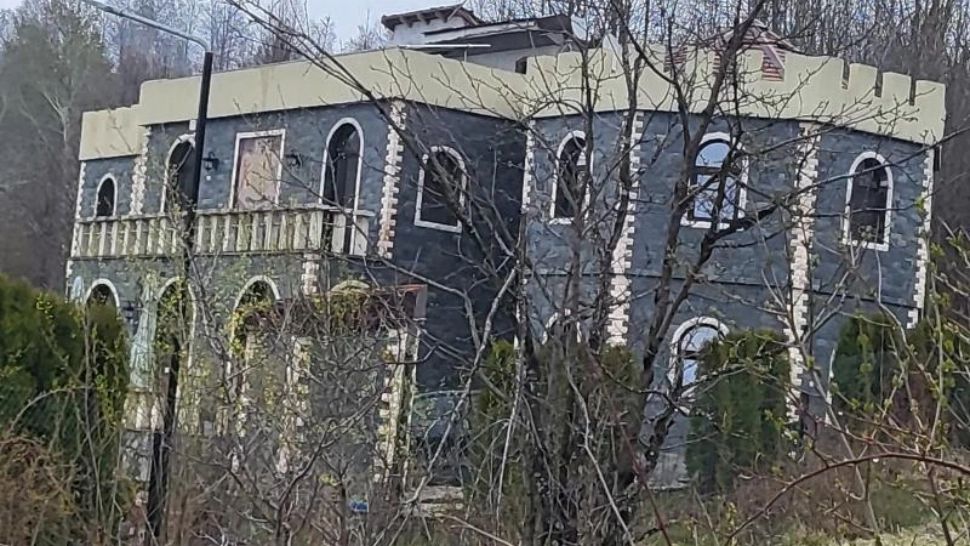 Primarul-karatist care și-a făcut o vilă-copie a Castelului Iulia Hașdeu într-un cătun. Conform „tradiției”, proprietatea e pe numele mamei