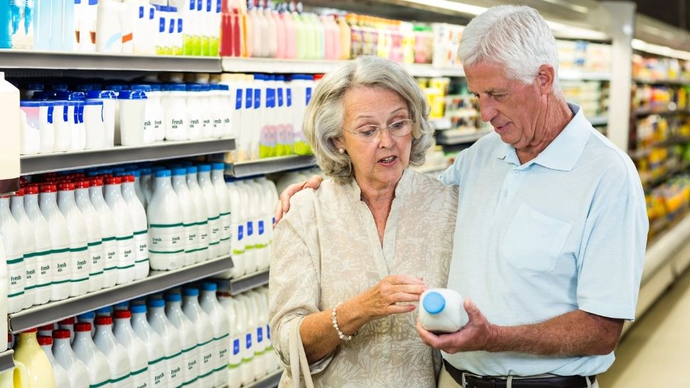 Alertă alimentară! Lapte cu sodă caustică și apă oxigenată, vândut în magazine