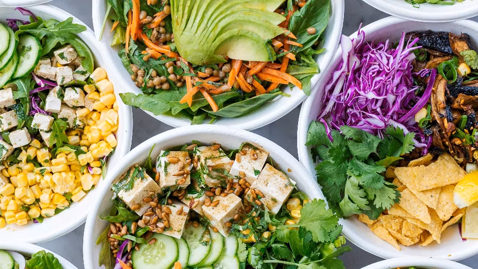 5 rețete de de salate sănătoase pentru prânzul de la muncă. Ce să îți iei la tine ca să-ți țină de foame și nici să nu cheltui banii inutil