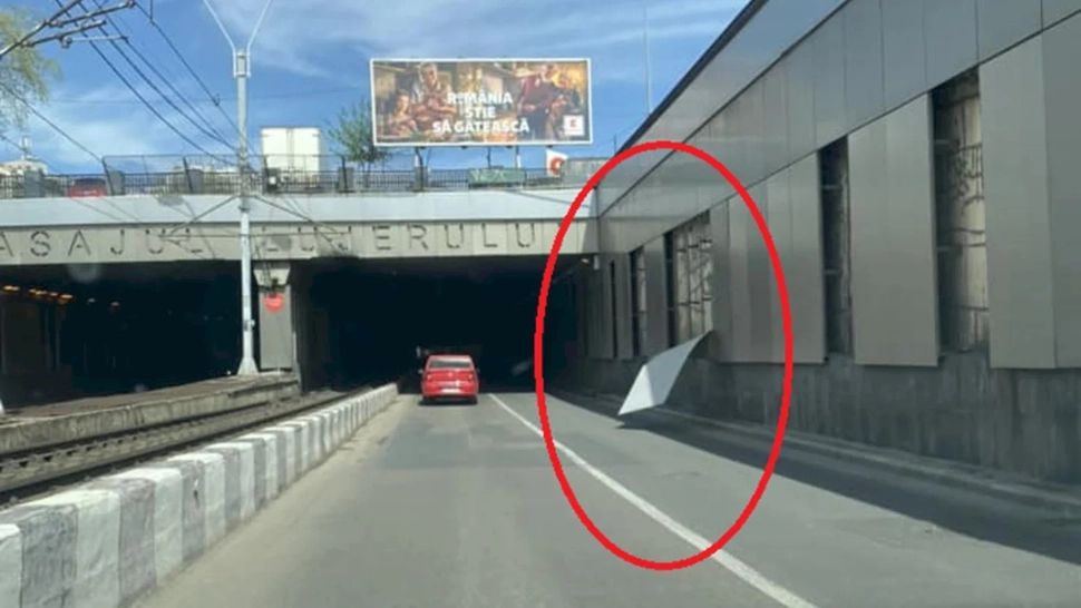 O bucată placaj metalic de la intrarea în Pasajul Lujerului, desprinsă din cauza vântului. Pericol pentru șoferi