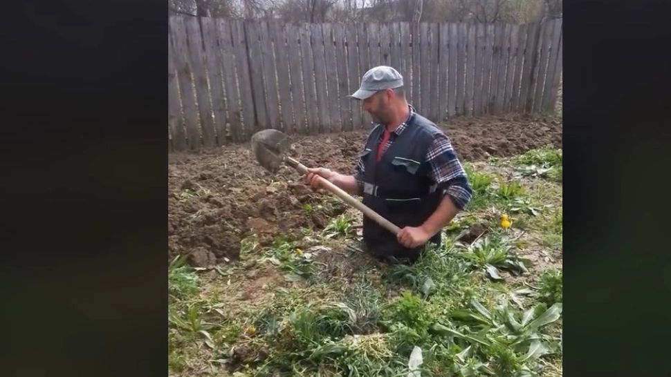 Lecție impresionantă de viață: este nevăzător și nu are picioare, dar își lucrează pământul VIDEO