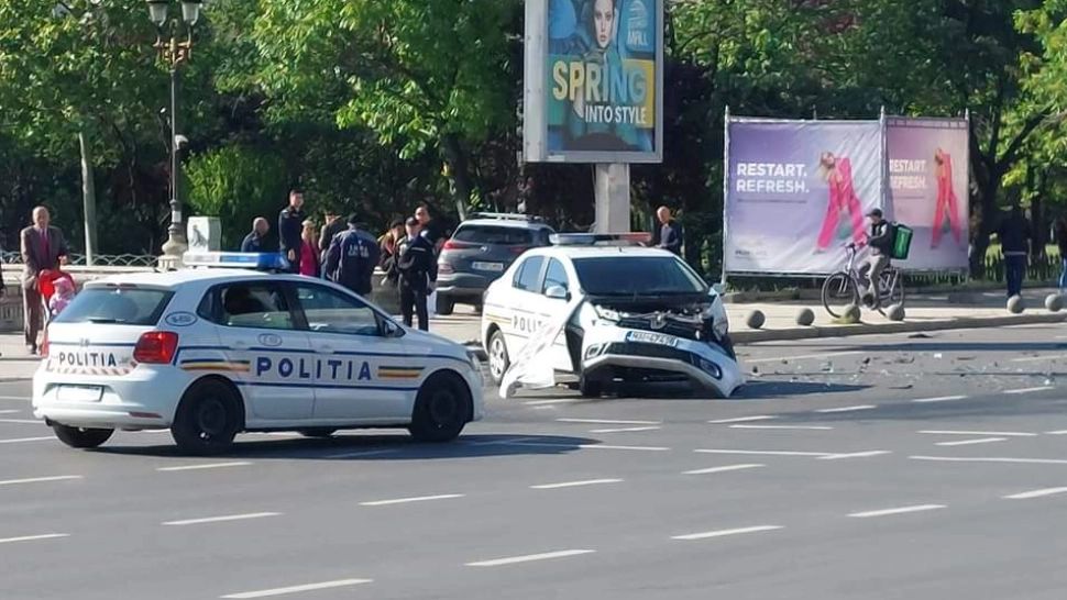 Mașină de poliție, făcută „acordeon” în centrul Capitalei. Accidentul care a surprins trecătorii din Piața Unirii