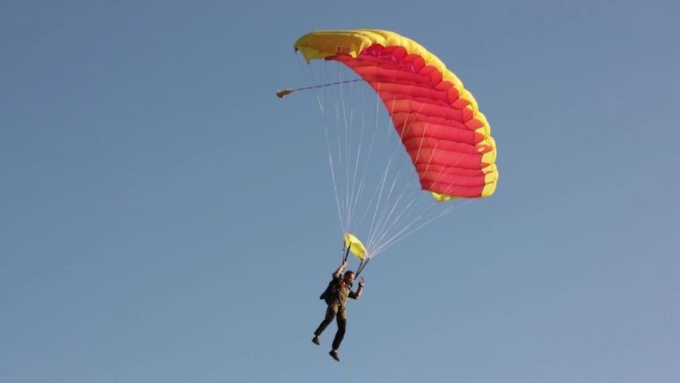 Parapantist atacat și rănit grav, în zbor, de un vultur