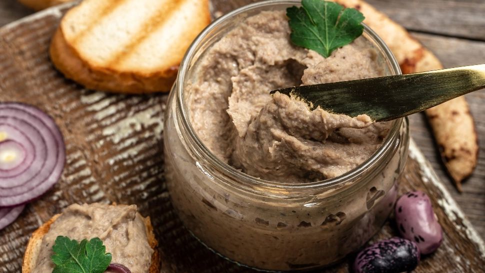 Pericolul din pateul vegetal. Foarte mulți români îl consumă în perioada postului