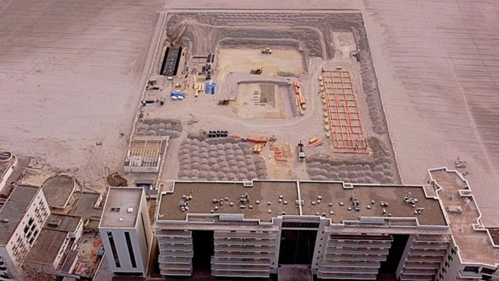 Parlamentarul care a săpat o piscină în mijlocul plajei. A dislocat sute de tone de nisip pentru construcția de lux