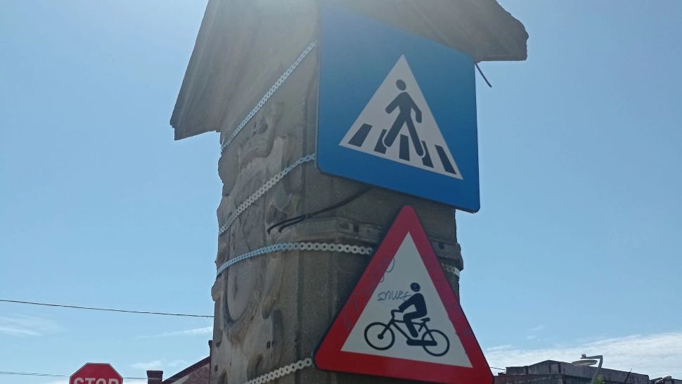 Bătaie de joc în orașul lui Iohannis. Stema în piatră a Sibiului, monumet istoric, batjocorită de o firmă plătită de primărie - FOTO GALERIE