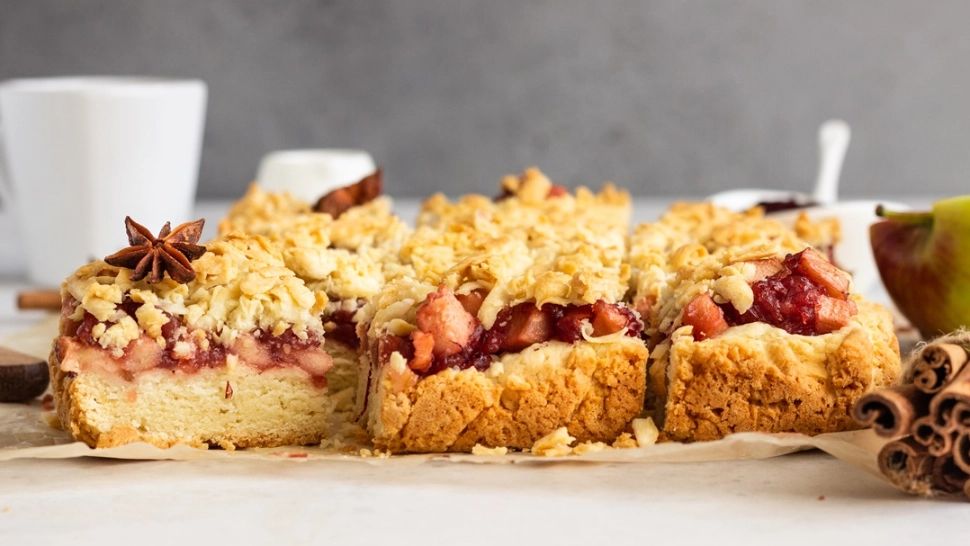 Prăjitură cu mere cuburi și crumble. Rețetă de post