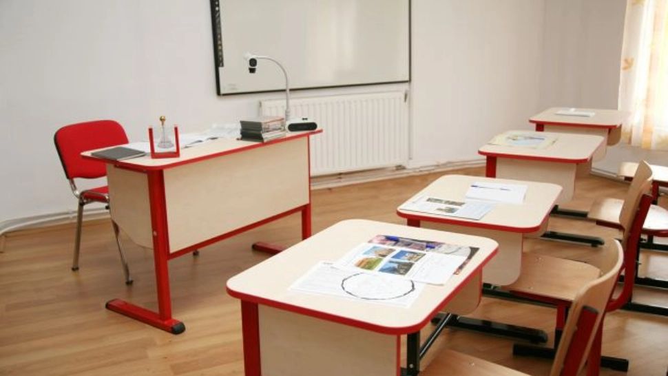 Profesor de 62 de ani din București, acuzat că ar avea o relație cu o elevă de 18: Se consideră modern