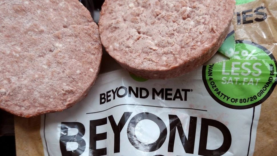 Studiul care îi pune pe jar pe vegani: Carnea artificială din plante este mai rea pentru sănătate decât consumul de carne adevărată